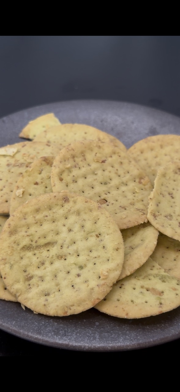 灰色の皿に盛り付けた、丸く薄いローソンの枝豆チップス